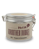 Die Korinthen kommen aus der Familie der Weinbeeren, wir kennen sie auch als Teil des sogenannten Studentenfutters. Sie enthalten die Vitamine C, A, E, B1, B2 und B6, dazu gesellen sich auch die Mineralstoffe Zink, Magnesium, Chlorid, Mangan, Schwefel, Kalium, Kalzium, Kupfer und Fluorid. Eine süssliche Beere die einem viel Power gibt.